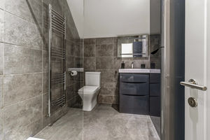 Top floor Bathroom- click for photo gallery